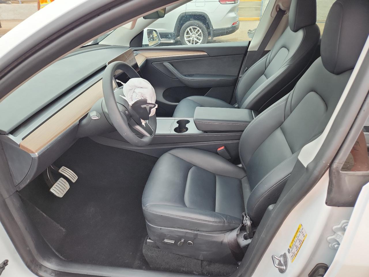 2025 Tesla Model Y VIN: 7SAYGDEF2SF303811 Lot: 93290035