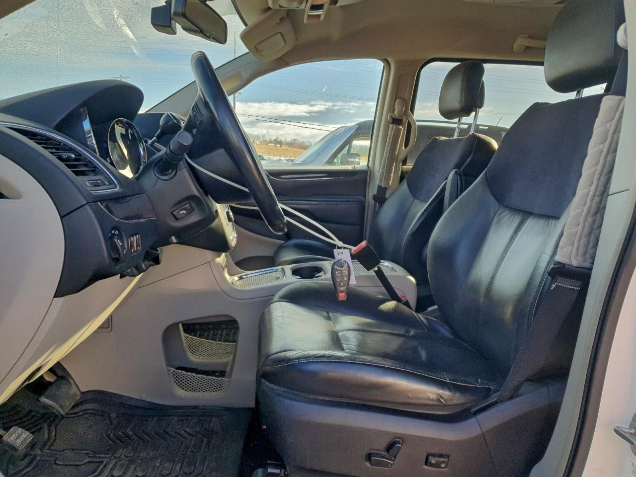 2011 Chrysler Town & Country Limited VIN: 2A4RR6DG9BR655610 Lot: 94224075