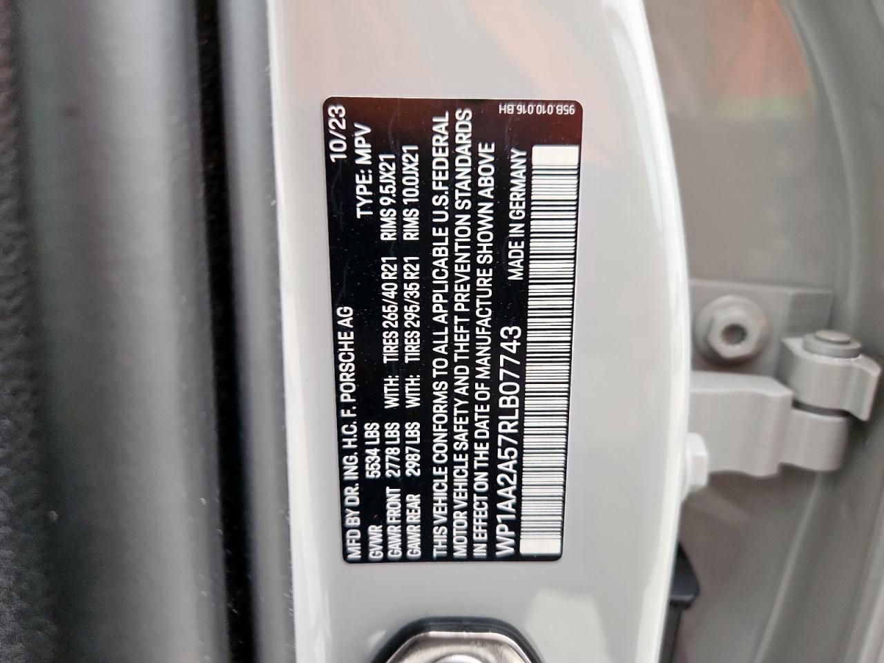 2024 Porsche Macan Base VIN: WP1AA2A57RLB07743 Lot: 93210315