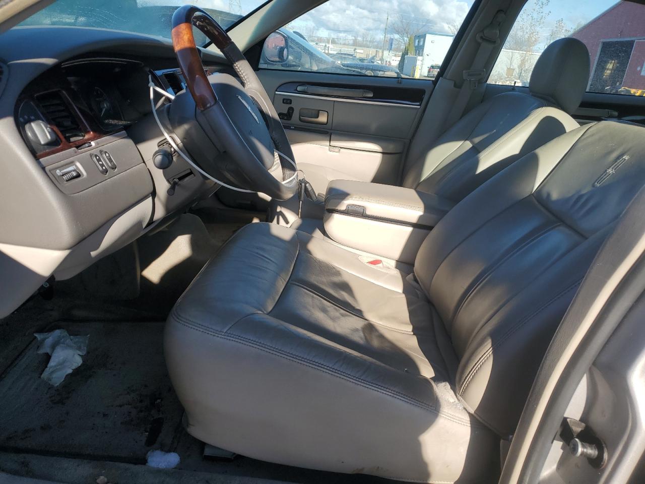 2010 Lincoln Town Car Signature Limited VIN: 2LNBL8CV3AX751470 Lot: 92371465