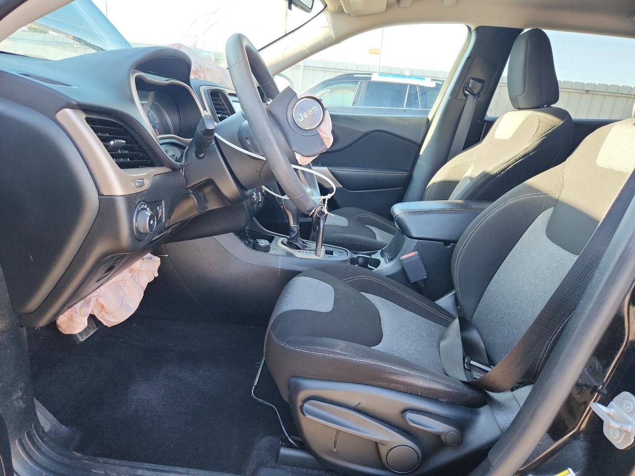 2018 Jeep Cherokee Latitude VIN: 1C4PJMCX0JD516137 Lot: 92670275