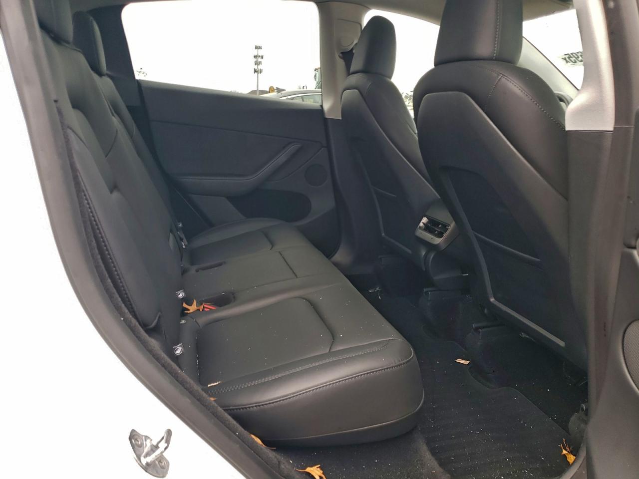 2024 Tesla Model Y VIN: 7SAYGDEEXRA327885 Lot: 94413695