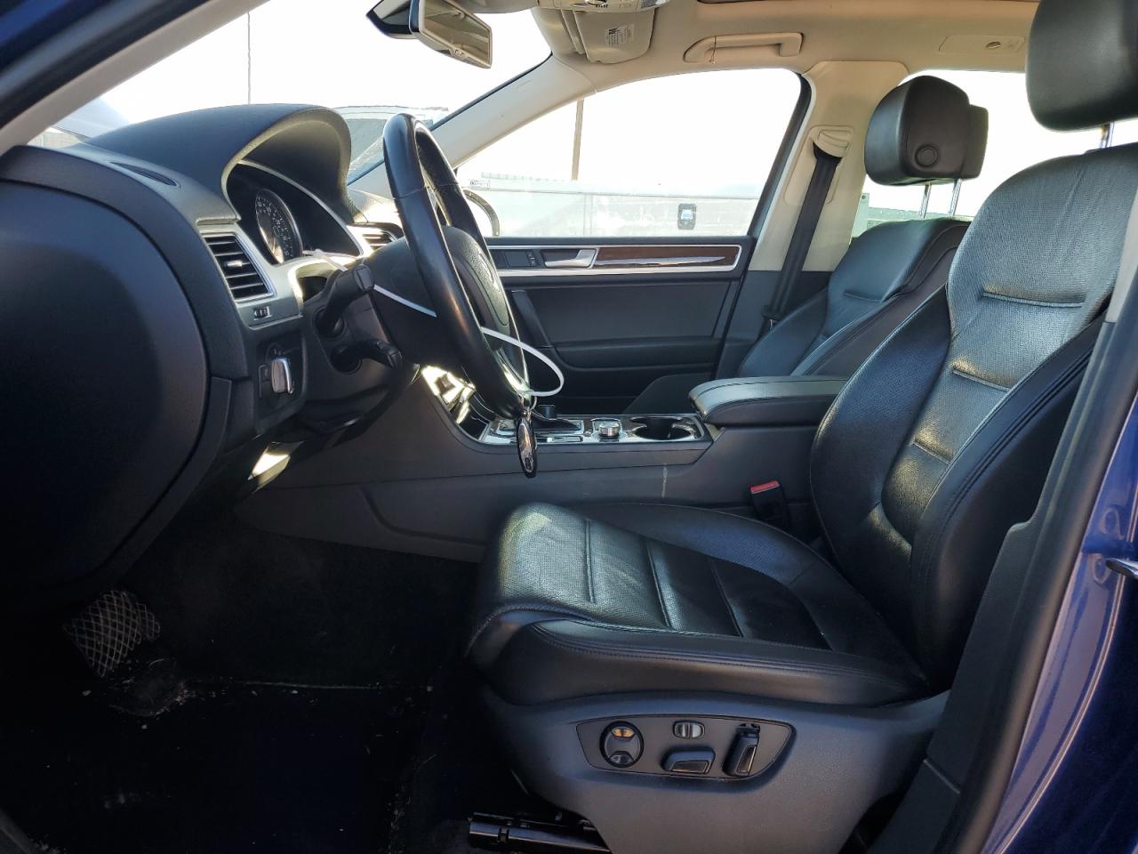 2016 Volkswagen Touareg Sport VIN: WVGEF9BP6GD002417 Lot: 92544365