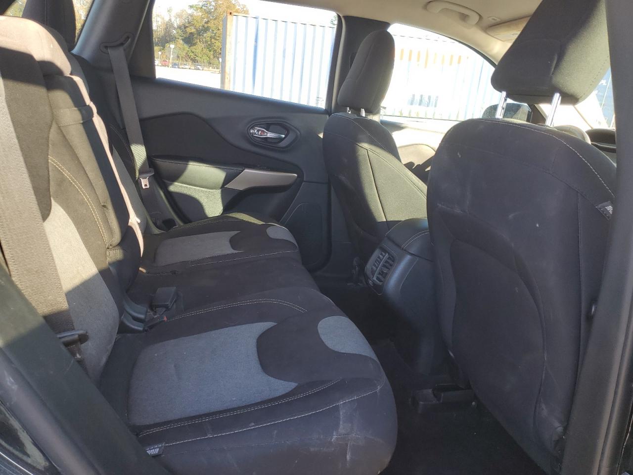 2018 Jeep Cherokee Latitude VIN: 1C4PJLCB2JD605822 Lot: 91884335