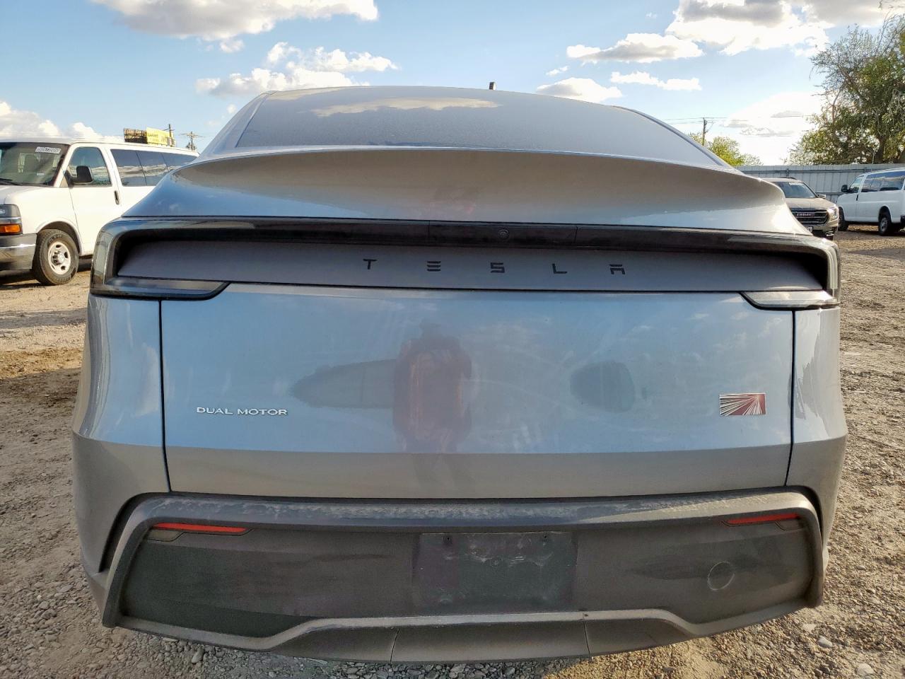 2026 Tesla Model Y VIN: 7SAYGDEE2TA381284 Lot: 92316365