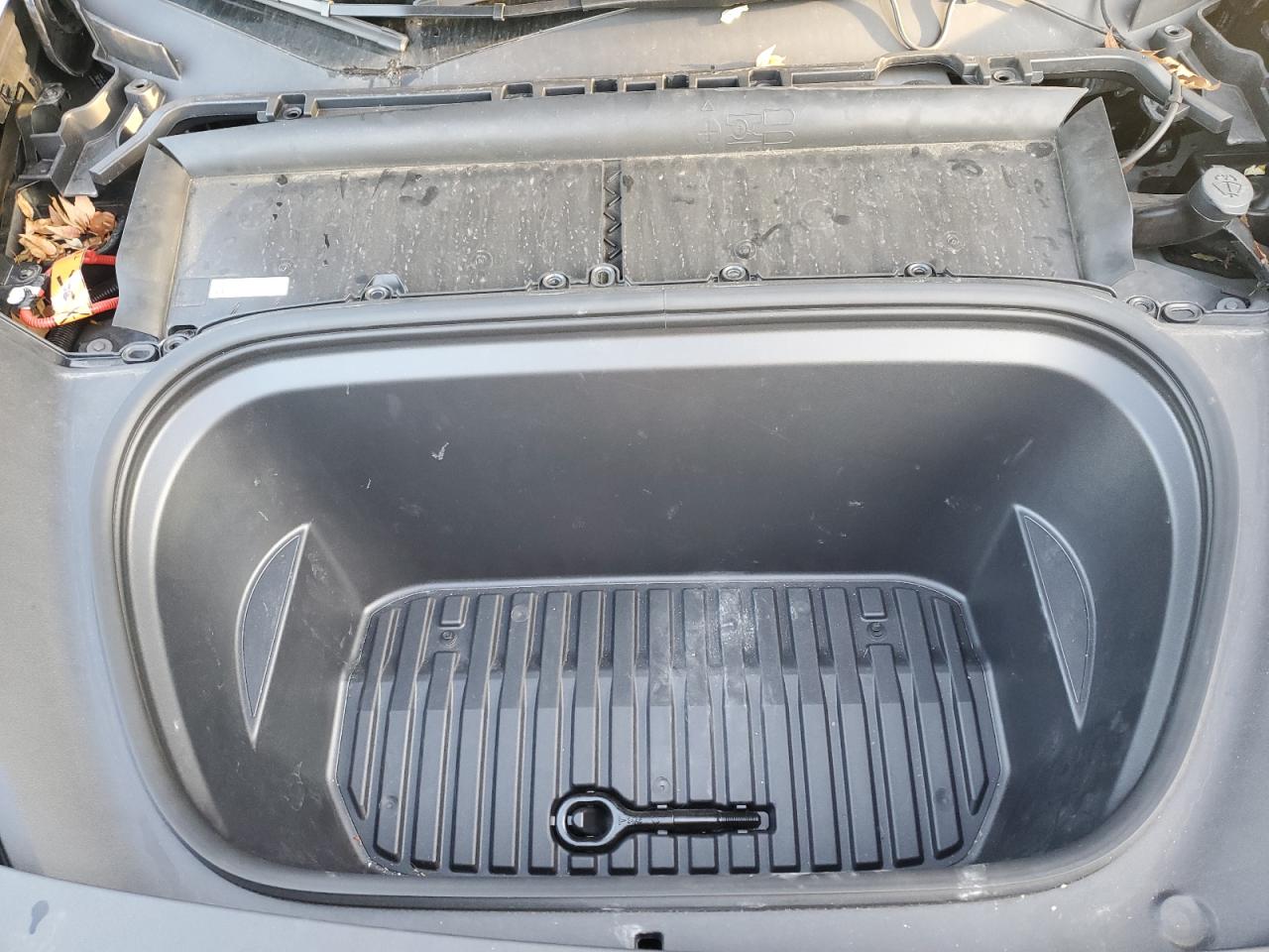 2024 Tesla Model Y VIN: 7SAYGDEF8RA323438 Lot: 93297575