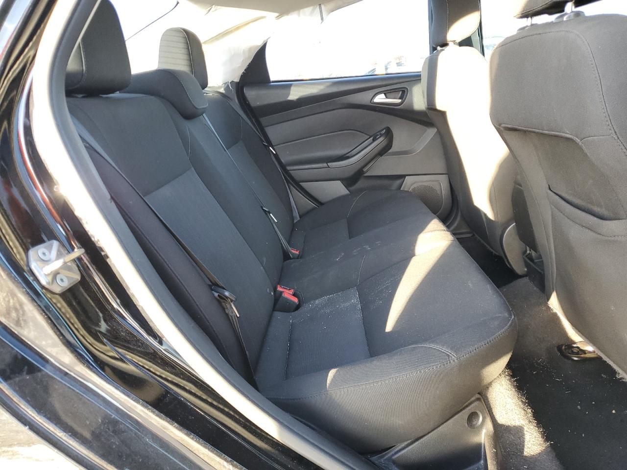 2018 Ford Focus Se VIN: 1FADP3F21JL224083 Lot: 92325895