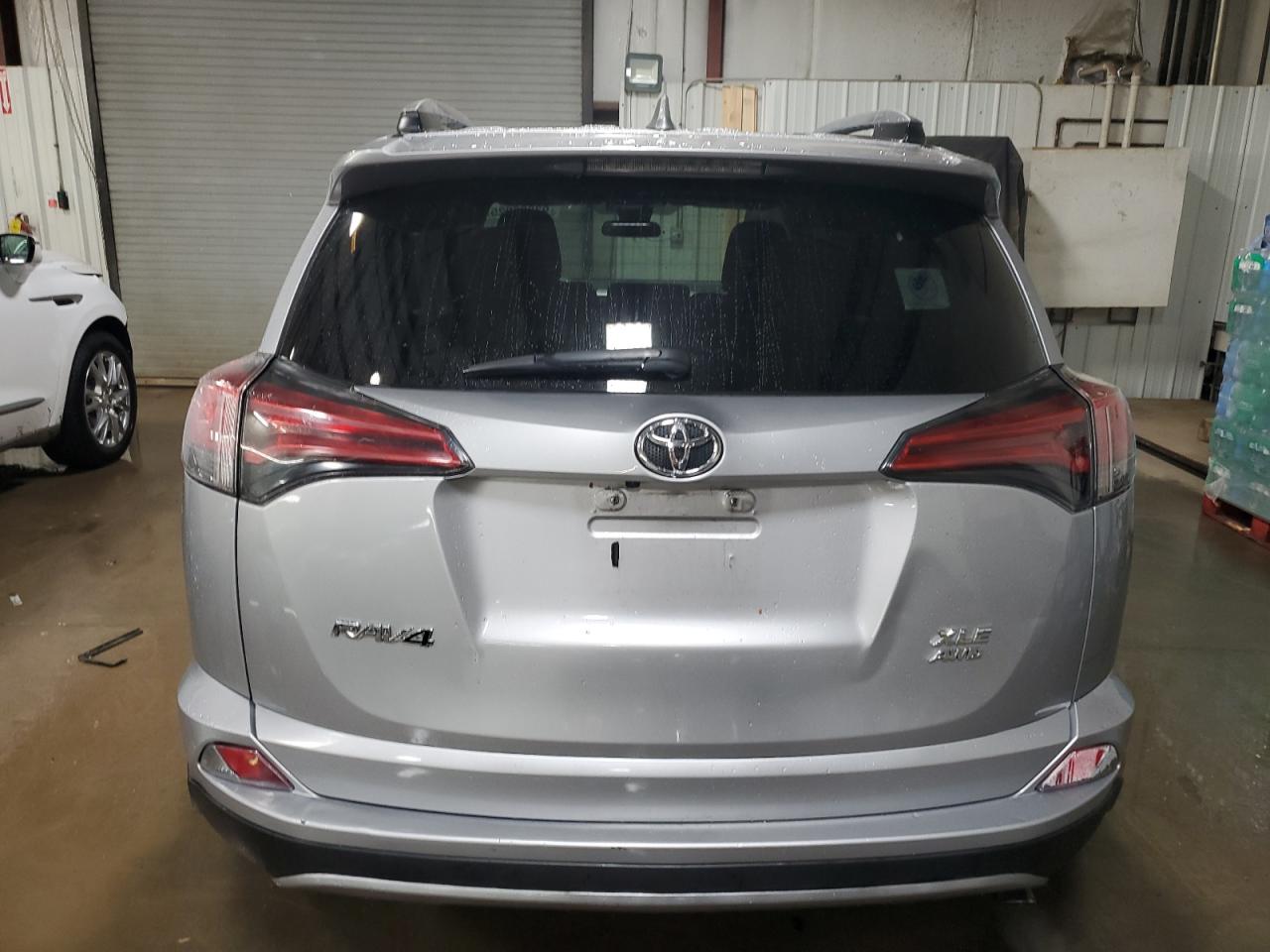 2017 Toyota Rav4 Xle VIN: 2T3RFREV1HW688435 Lot: 93036225