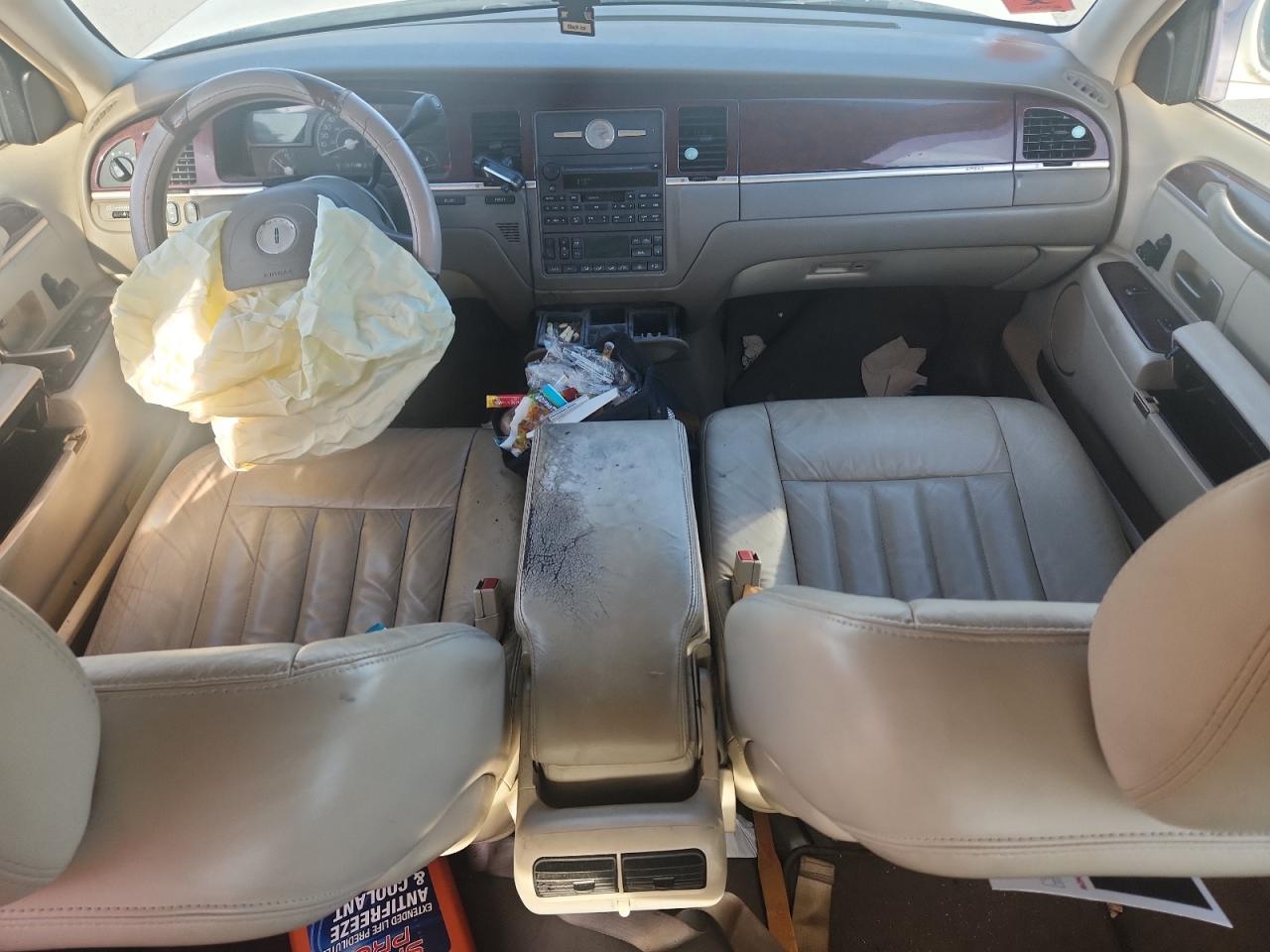 2004 Lincoln Town Car Executive VIN: 1LNHM81W94Y619062 Lot: 93421925