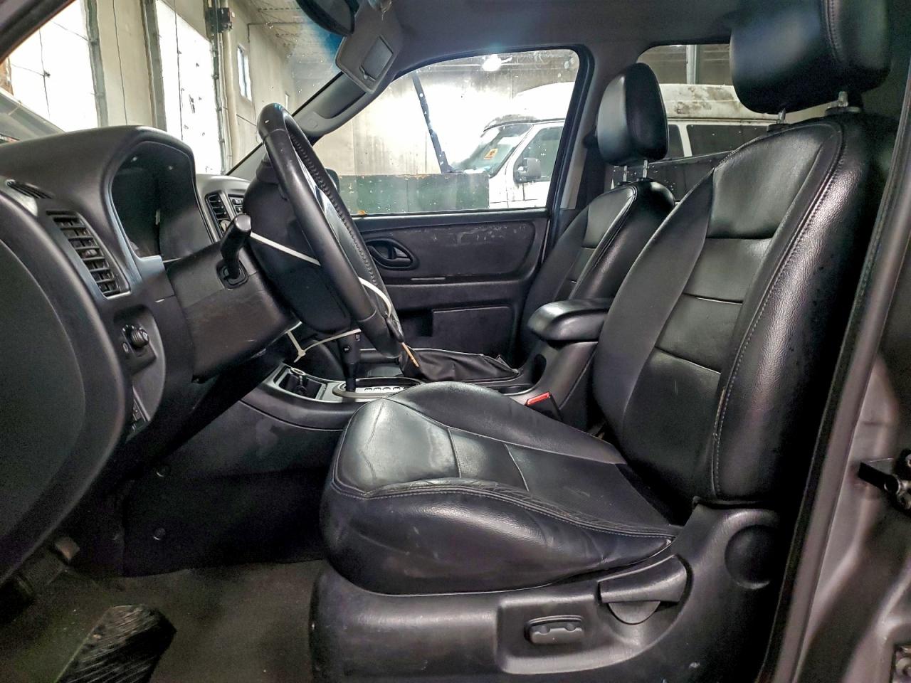 2005 Ford Escape Limited VIN: 1FMYU94165KC29112 Lot: 94324405