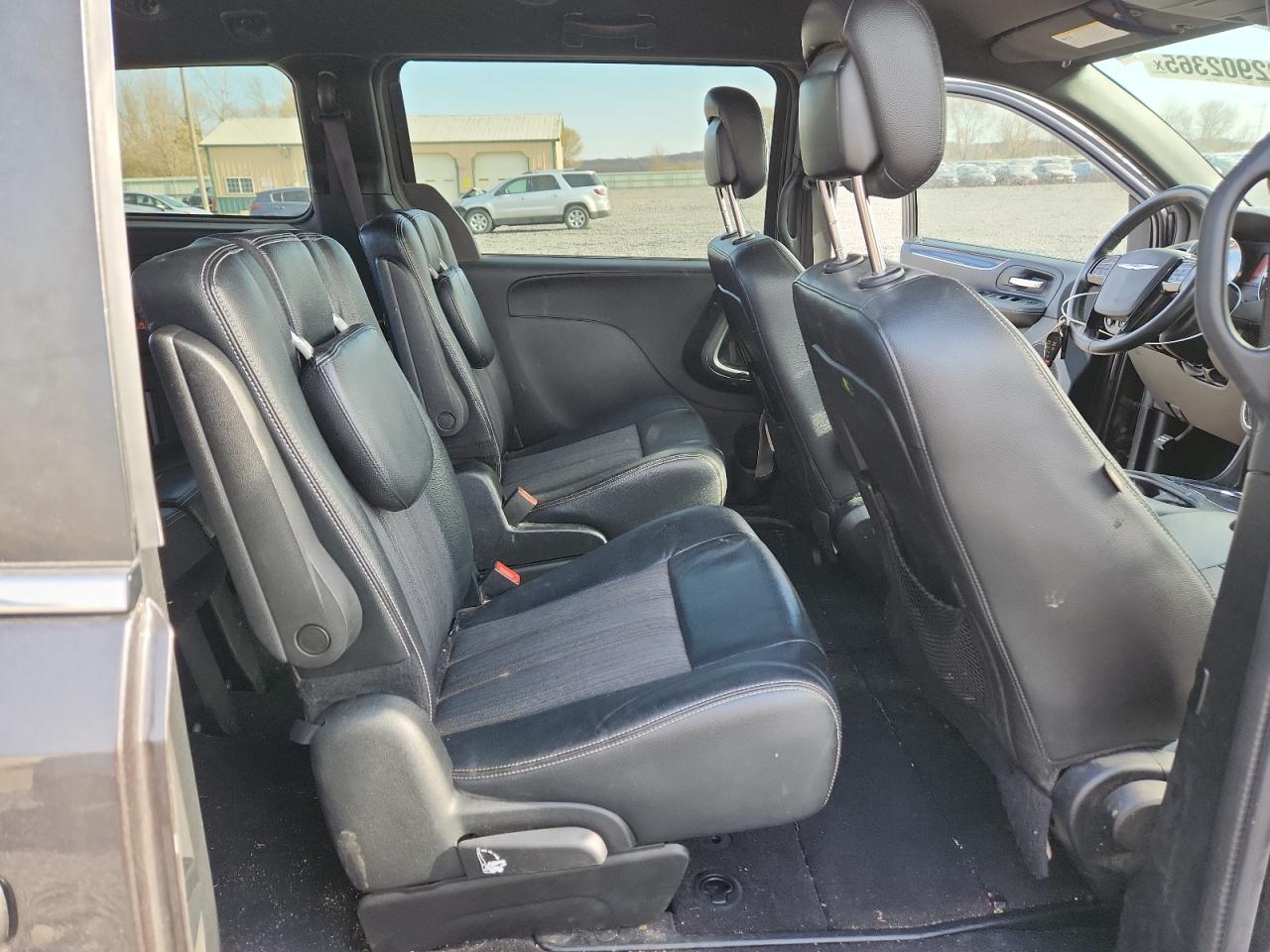 2015 Chrysler Town & Country S VIN: 2C4RC1HG2FR554659 Lot: 92902365