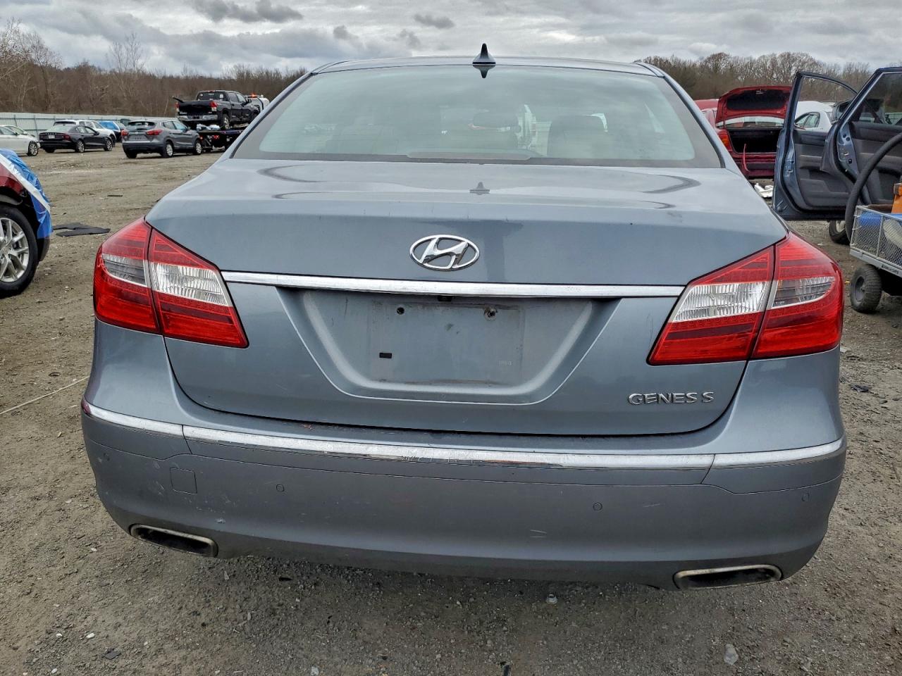2014 Hyundai Genesis 3.8L VIN: KMHGC4DD5EU261095 Lot: 94185265