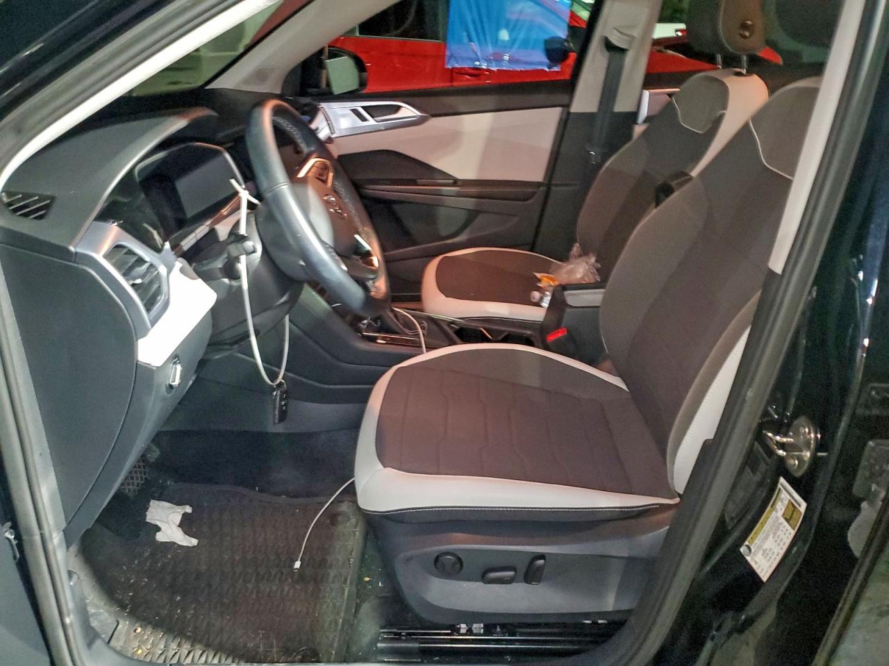 2025 Volkswagen Taos Se VIN: 011782 Lot: 94814775