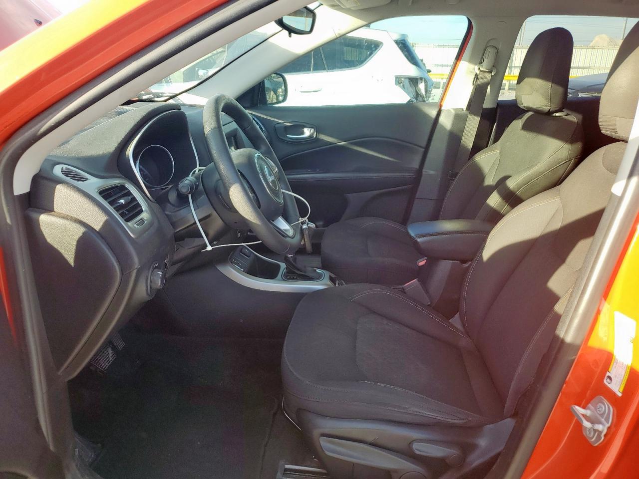 2018 Jeep Compass Sport VIN: 3C4NJCAB4JT462103 Lot: 92811045