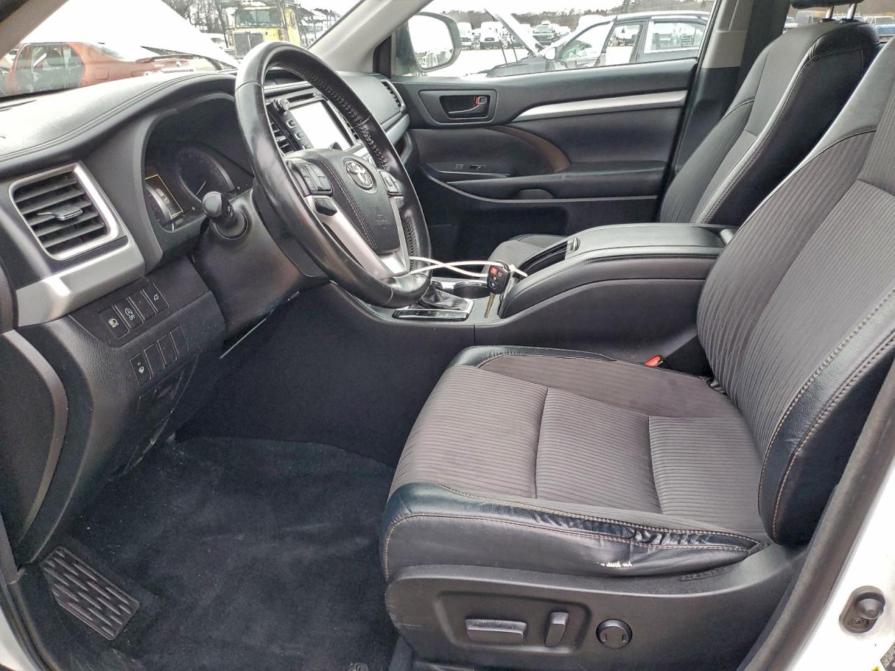 2018 Toyota Highlander Le VIN: 5TDBZRFH1JS850542 Lot: 94127885