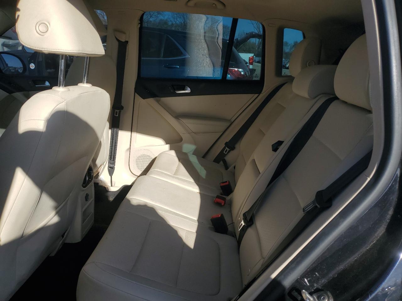 2016 Volkswagen Tiguan S VIN: WVGAV7AX7GW528423 Lot: 92471395