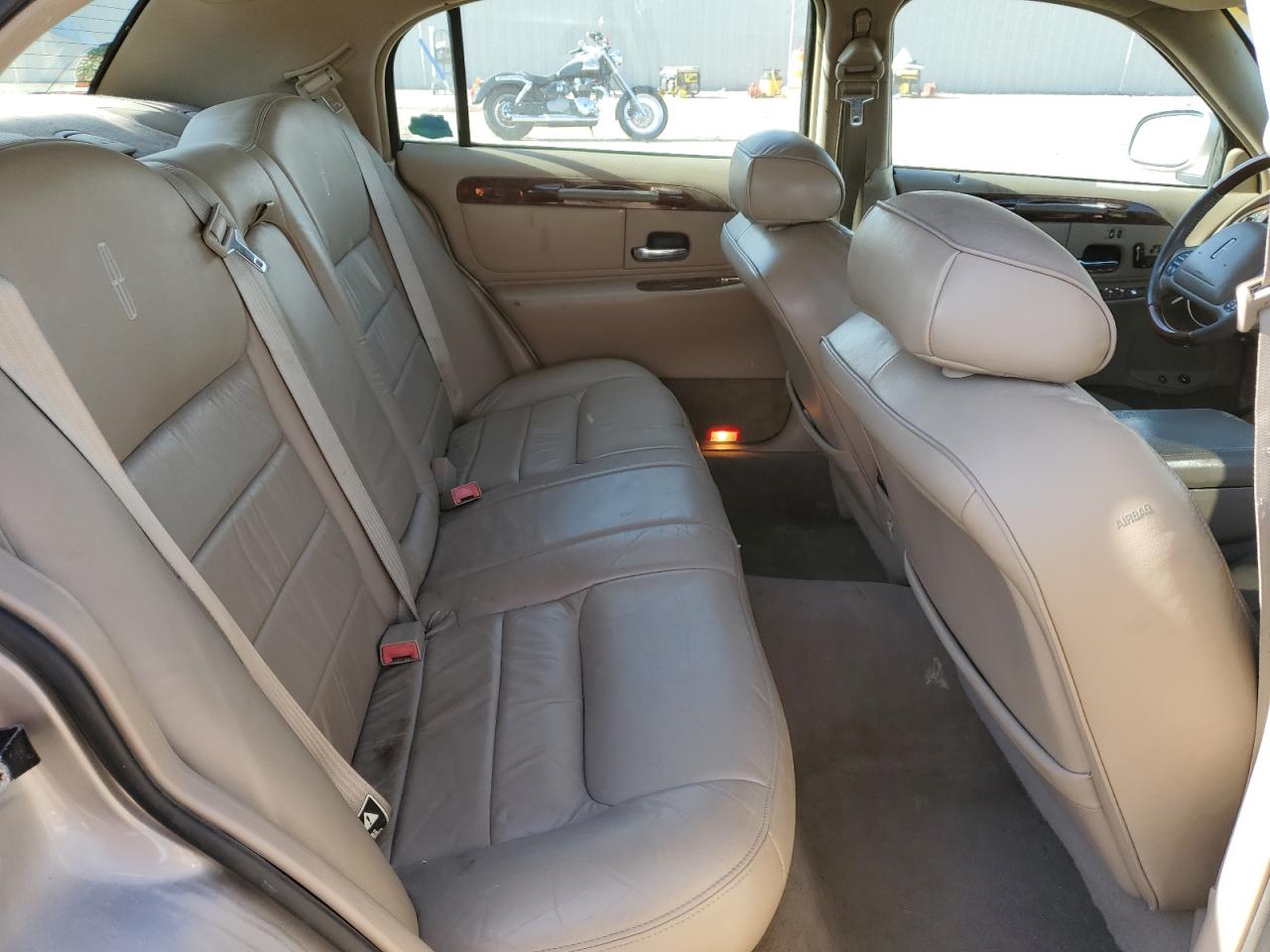 2001 Lincoln Town Car Signature VIN: 1LNHM82W71Y640891 Lot: 91051105