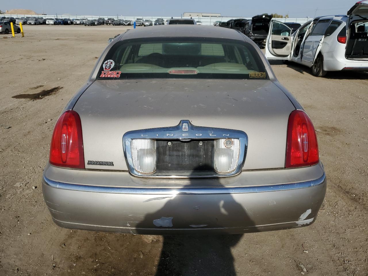 2001 Lincoln Town Car Signature VIN: 1LNHM82W71Y640891 Lot: 91051105