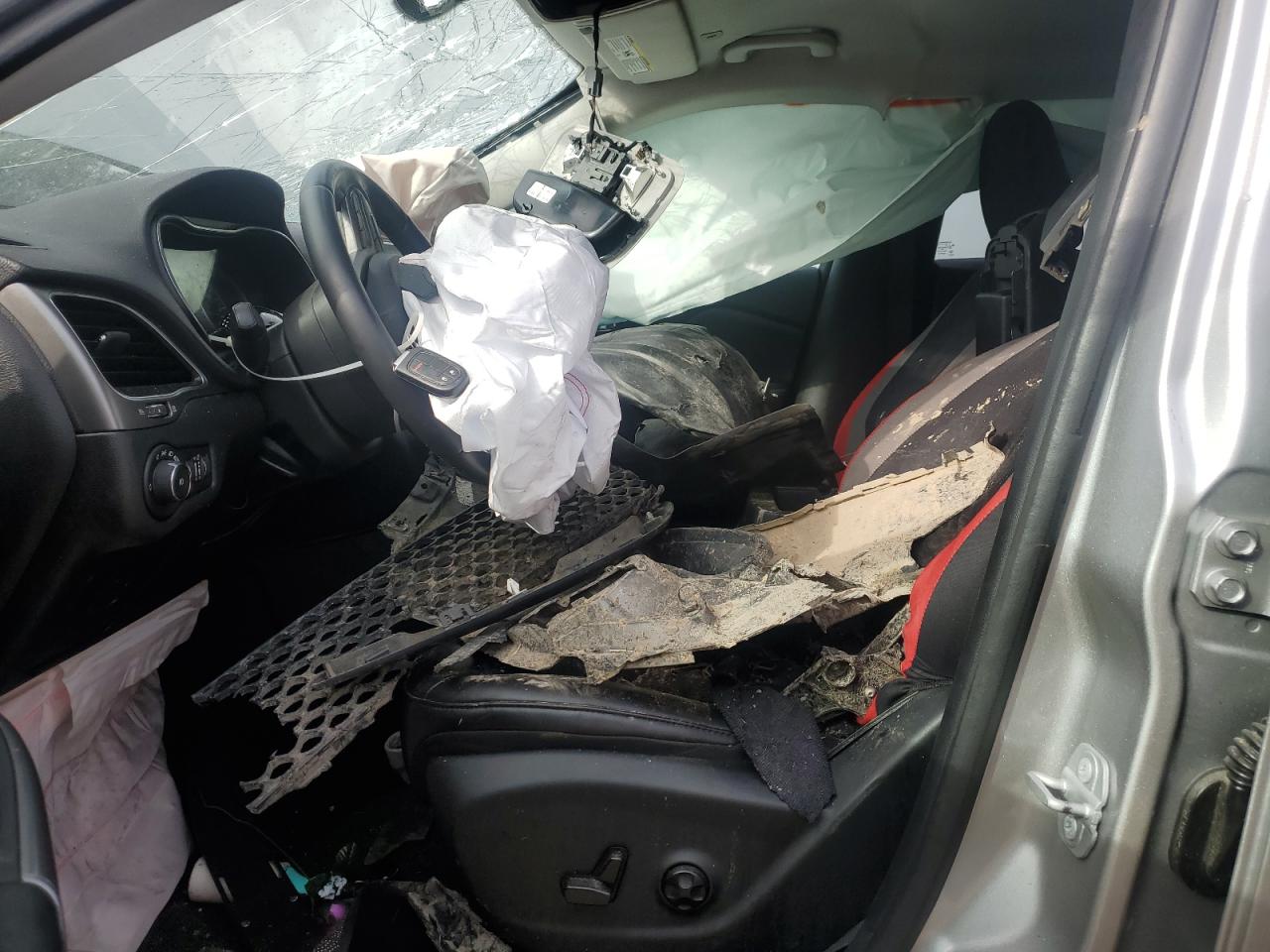 2019 Jeep Cherokee Latitude Plus VIN: 1C4PJLLBXKD132494 Lot: 92614625