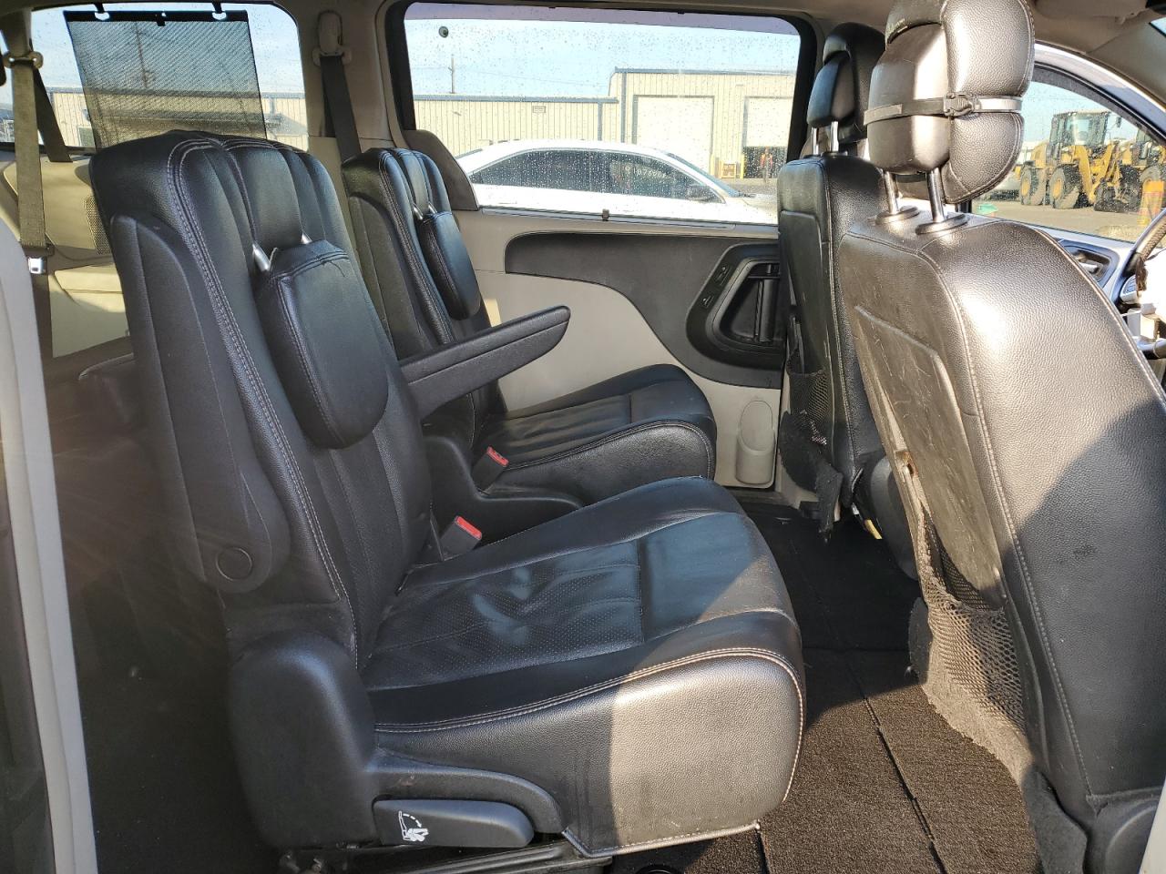2015 Chrysler Town & Country Touring L VIN: 2C4RC1CG2FR547377 Lot: 92051365