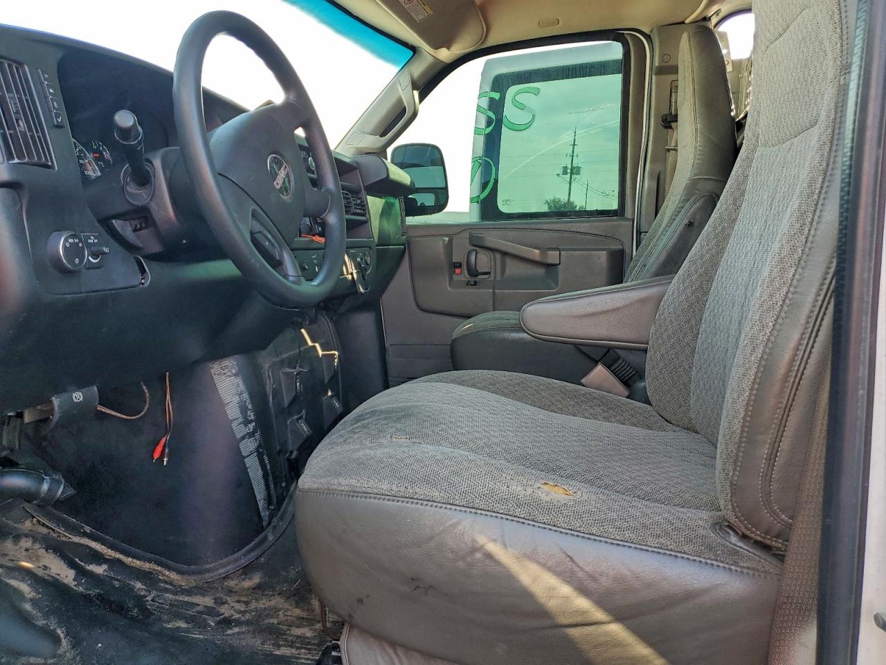 2017 GMC Savana Utility / Service Van VIN: 1GTW7AFF9H1911554 Lot: 93756855