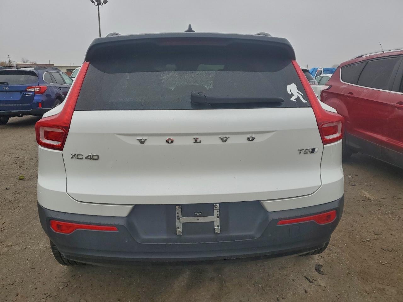 2021 Volvo Xc40 T5 R-Design VIN: YV4162UM8M2496569 Lot: 93894635
