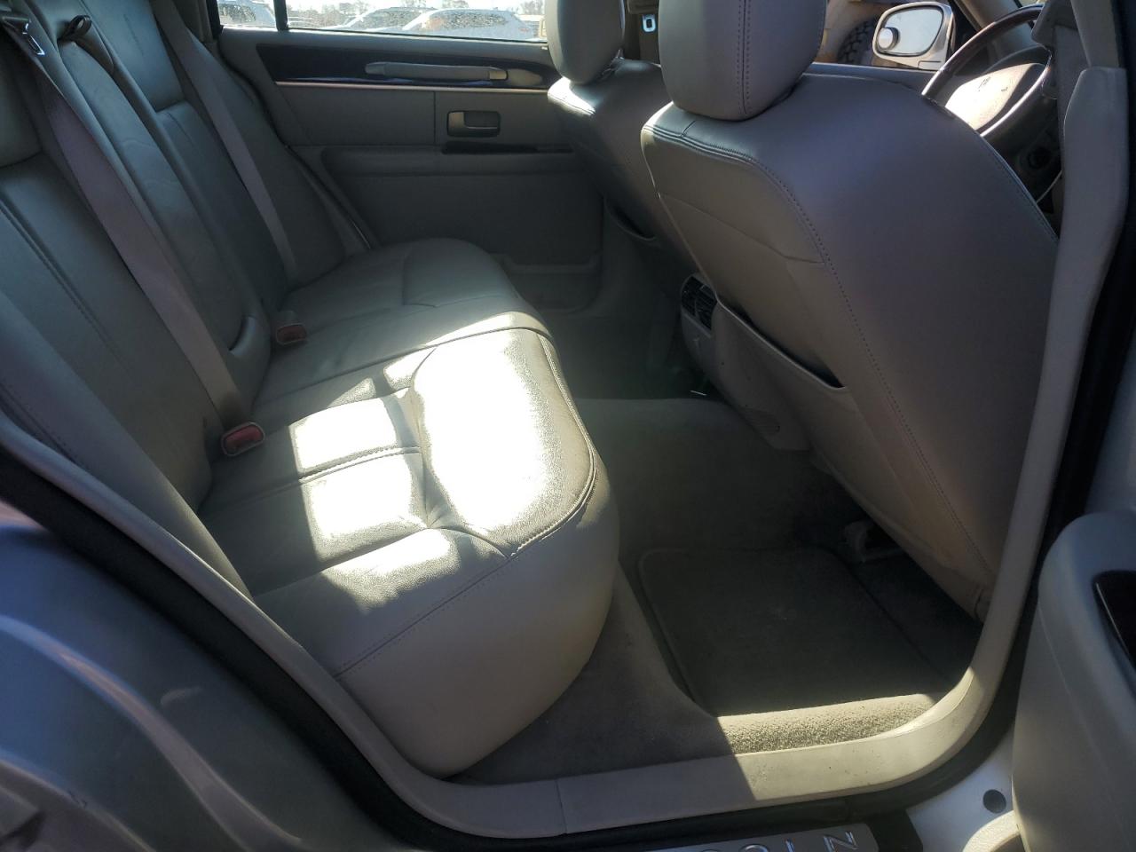 2010 Lincoln Town Car Signature Limited VIN: 2LNBL8CV3AX751470 Lot: 92371465