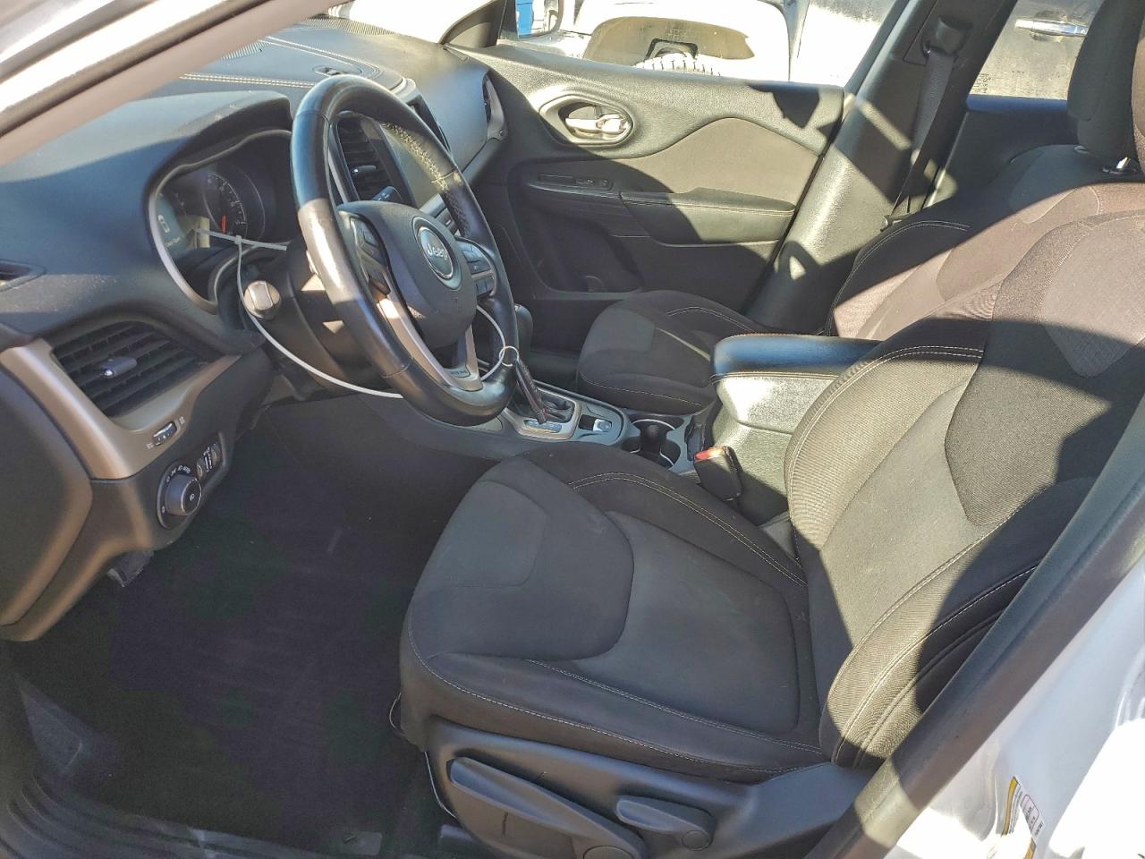 2015 Jeep Cherokee Latitude VIN: 1C4PJMCB4FW687067 Lot: 94355055