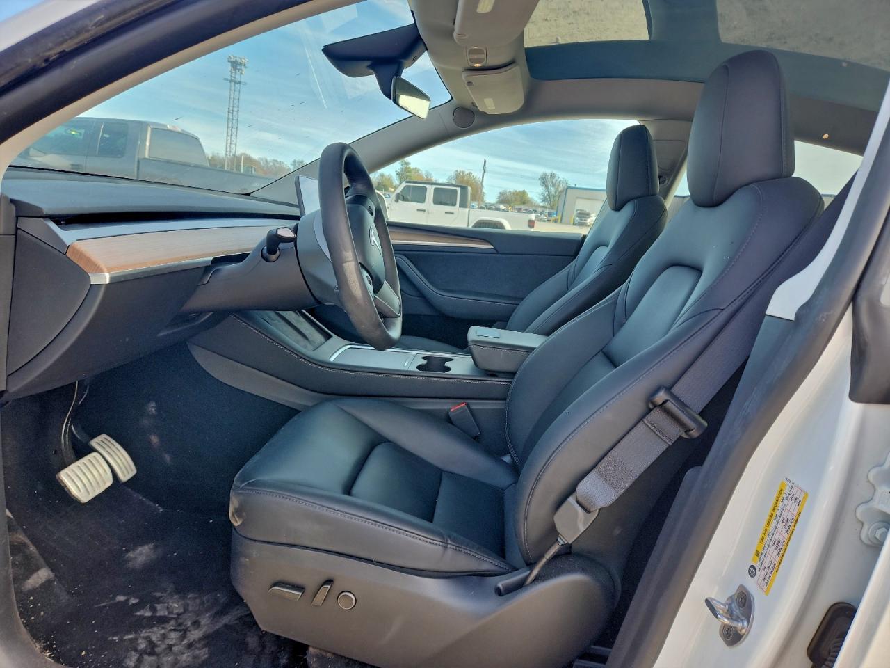 2024 Tesla Model Y VIN: 7SAYGDEF0RA331615 Lot: 93977555