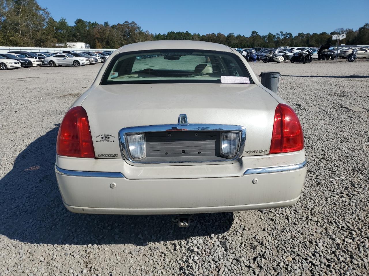 2005 Lincoln Town Car Signature Limited VIN: 1LNHM82WX5Y649087 Lot: 92838275
