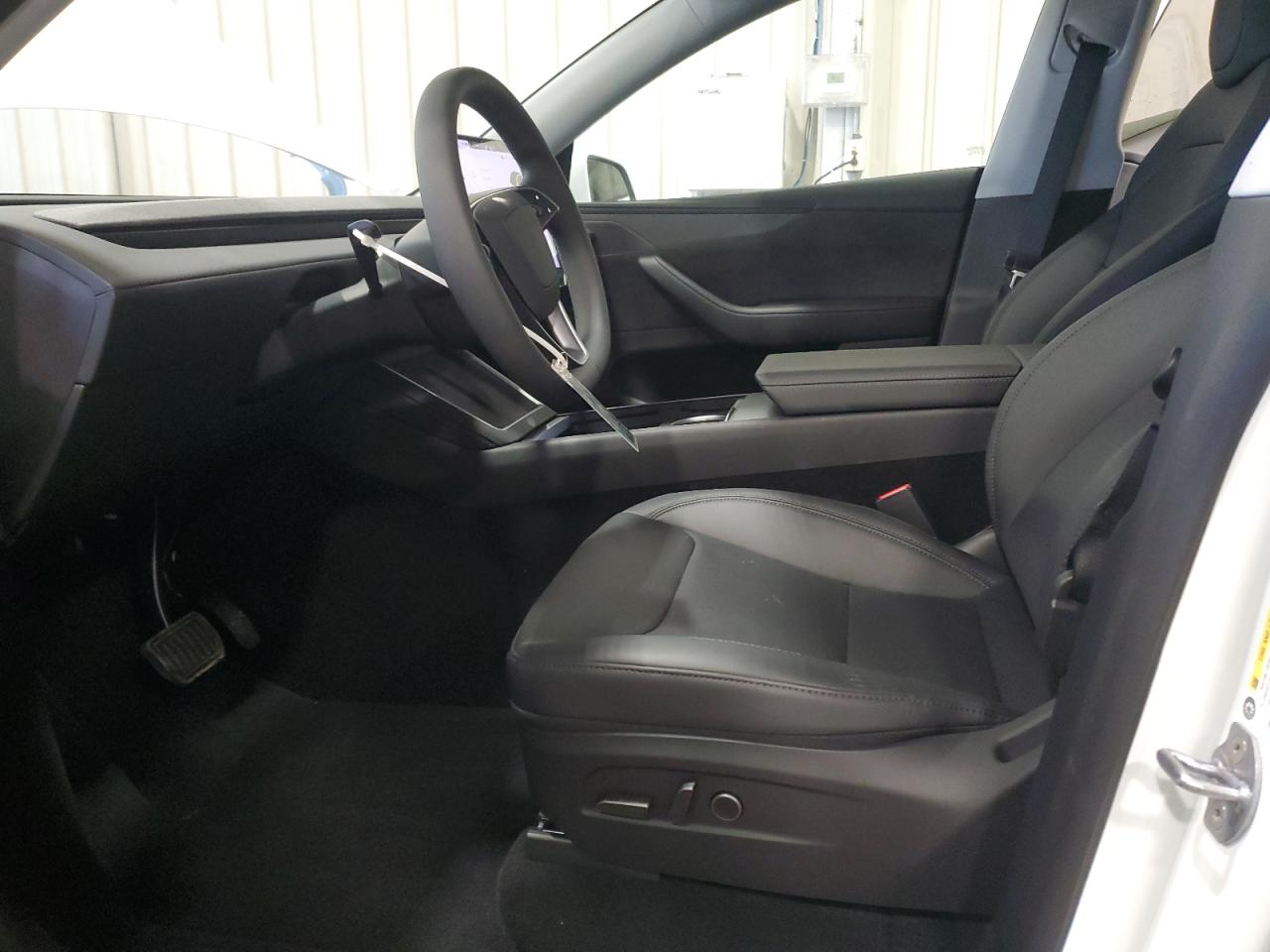 2026 Tesla Model Y VIN: 7SAYGDED7TF433194 Lot: 93406335