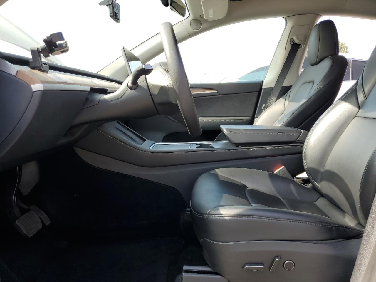 2024 Tesla Model Y VIN: 7SAYGDEEXRF988500 Lot: 90643565