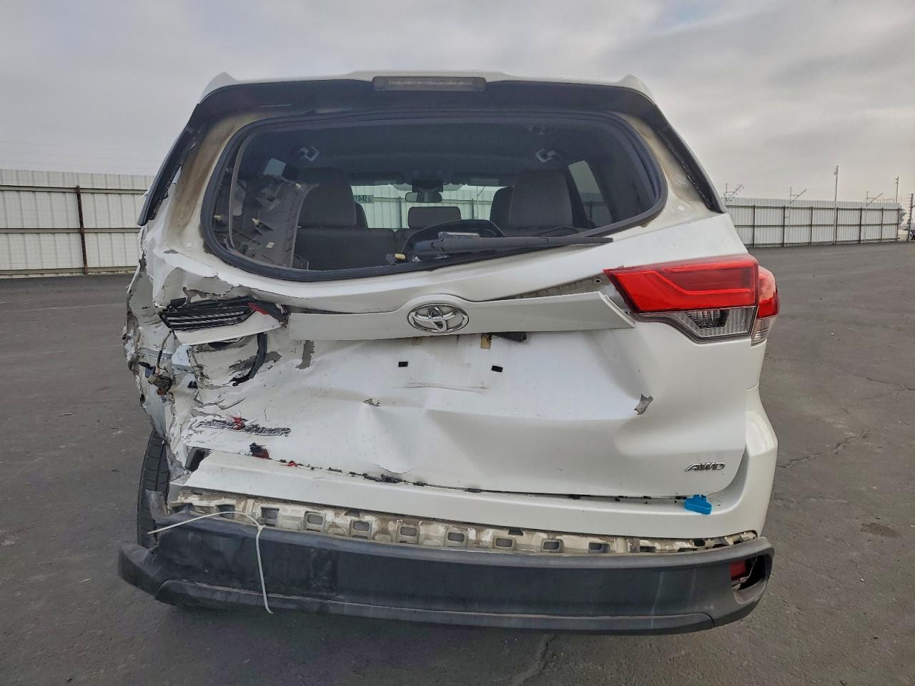 2018 Toyota Highlander Le VIN: 5TDBZRFHXJS840611 Lot: 94950835