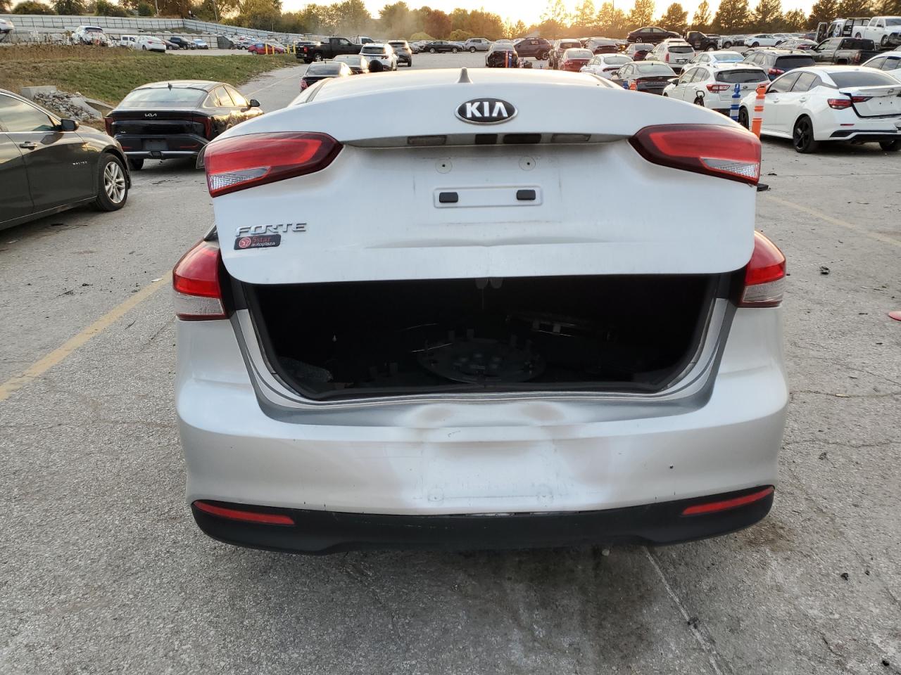 2018 Kia Forte Lx VIN: 3KPFK4A75JE235493 Lot: 90090635