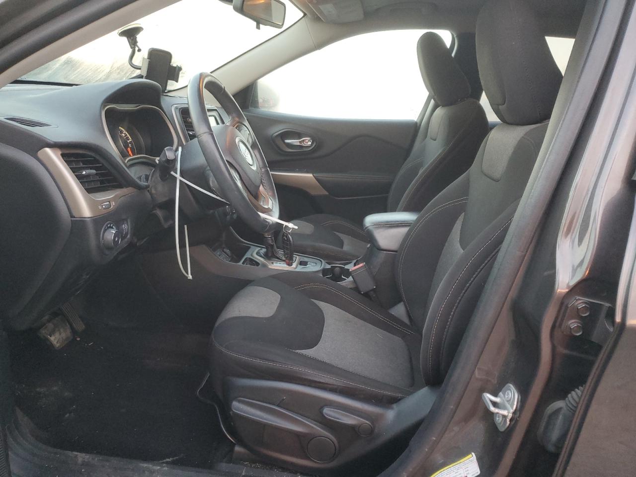 2018 Jeep Cherokee Latitude VIN: 1C4PJLCB3JD537692 Lot: 92760055