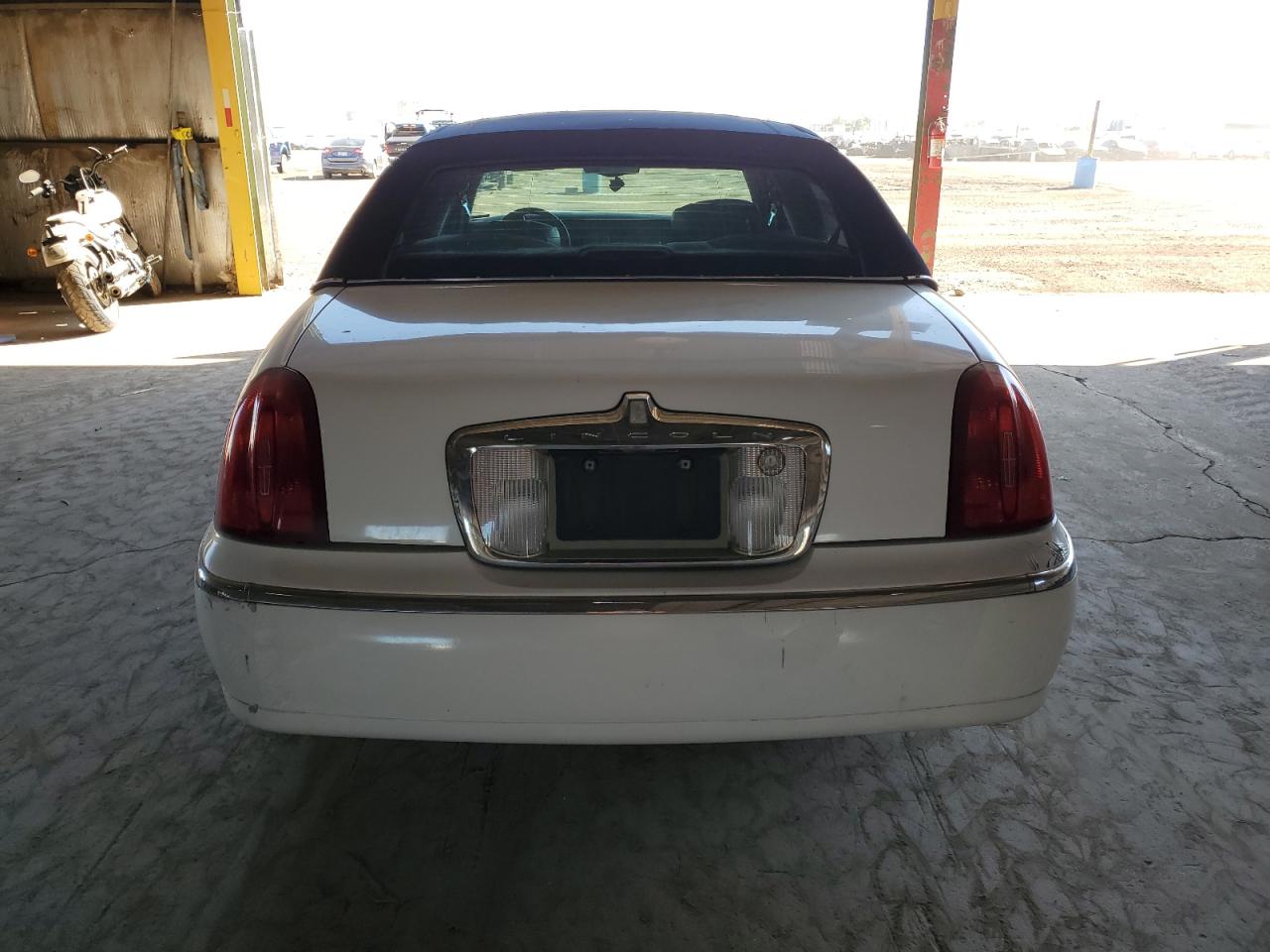 2001 Lincoln Town Car Signature VIN: 1LNHM82W51Y607145 Lot: 91359645