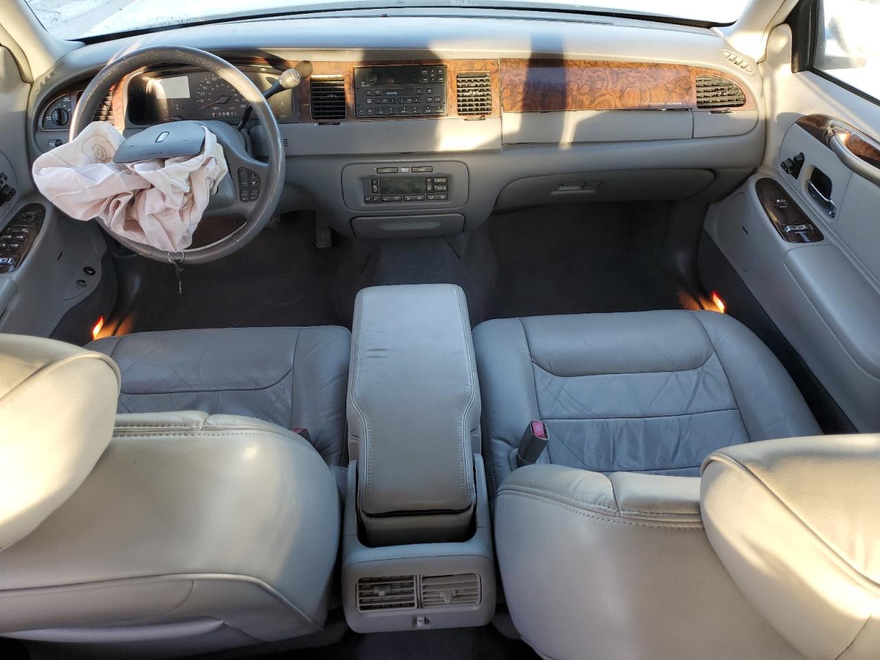 1998 Lincoln Town Car Signature VIN: 1LNFM82W4WY683955 Lot: 92408325