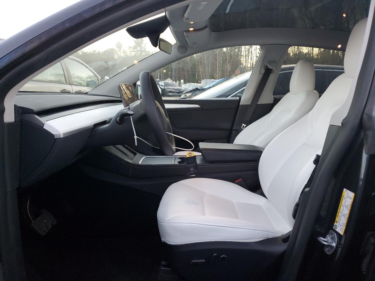 2024 Tesla Model Y VIN: 7SAYGDEDXRF119693 Lot: 92910605