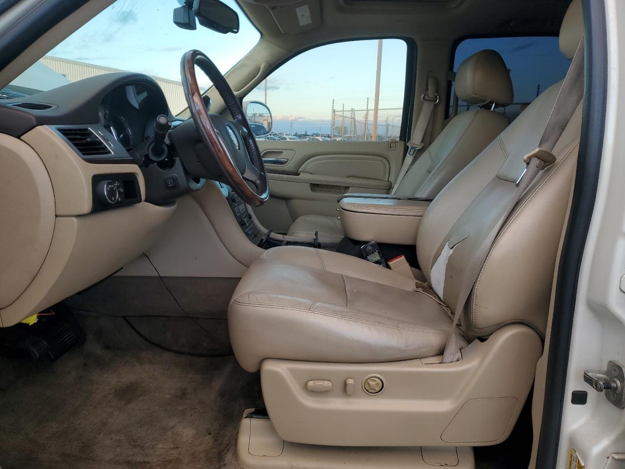 2011 Cadillac Escalade Esv Luxury VIN: 1GYS4HEF9BR242531 Lot: 92752685