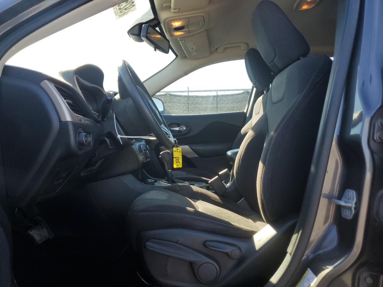 2018 Jeep Cherokee Latitude VIN: 1C4PJMCB2JD587215 Lot: 92573645