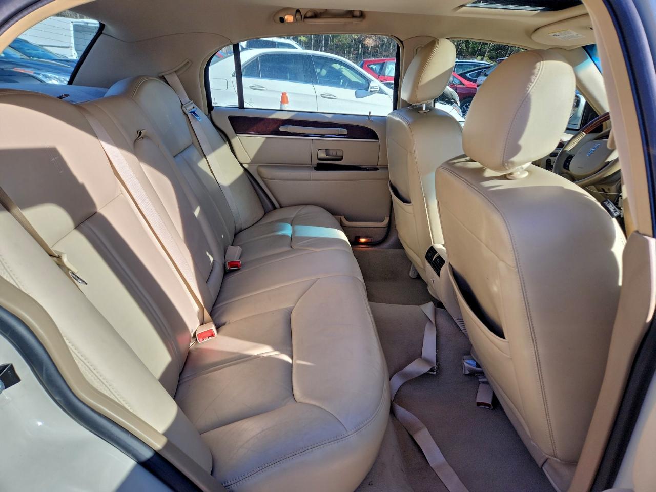 2006 Lincoln Town Car Signature Limited VIN: 1LNHM82V26Y608817 Lot: 94353155