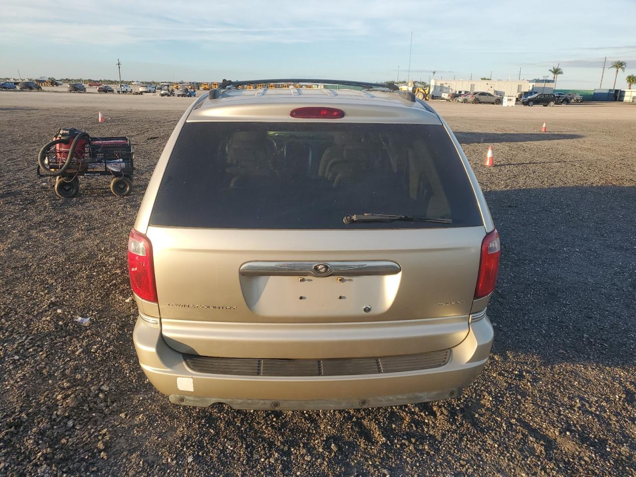 2005 Chrysler Town & Country Touring VIN: 2C8GP54L55R202503 Lot: 92331325