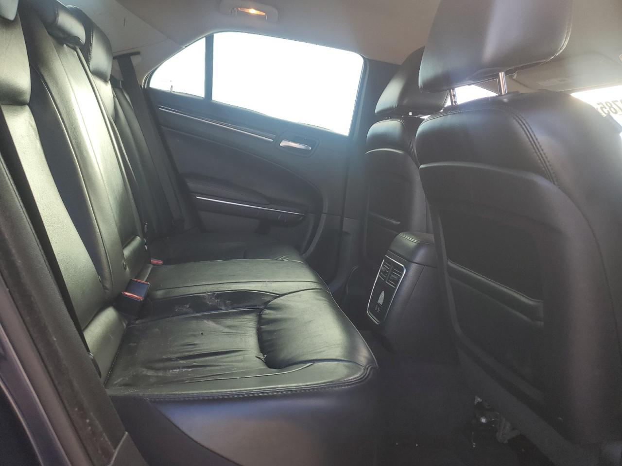 2016 Chrysler 300 Limited VIN: 2C3CCAAG2GH307928 Lot: 92998785