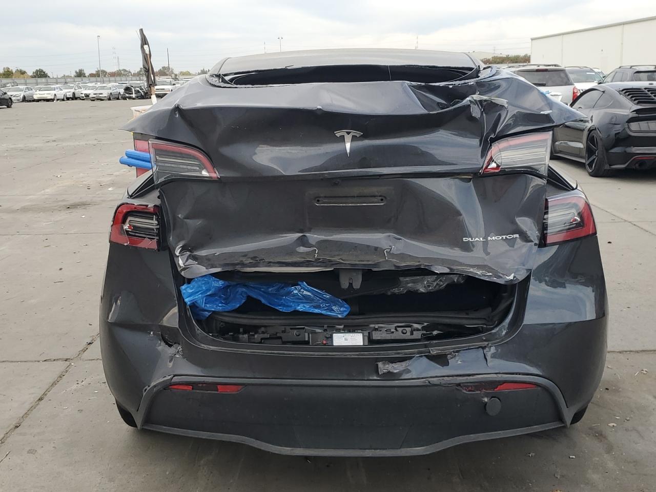 2024 Tesla Model Y VIN: 7SAYGAEE0RF091023 Lot: 90895215