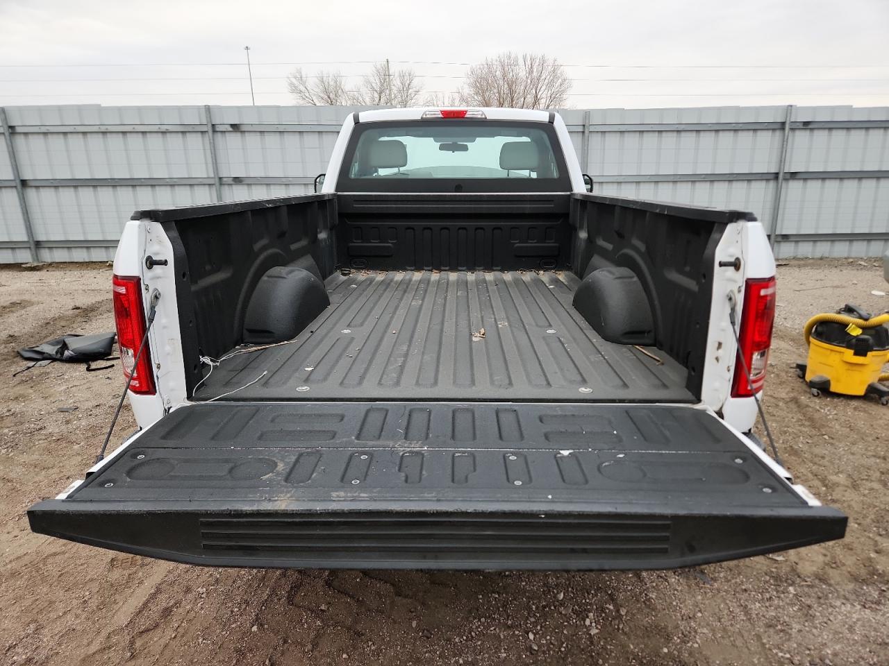 2017 Ford F150 VIN: 1FTMF1C81HKE50313 Lot: 92701715