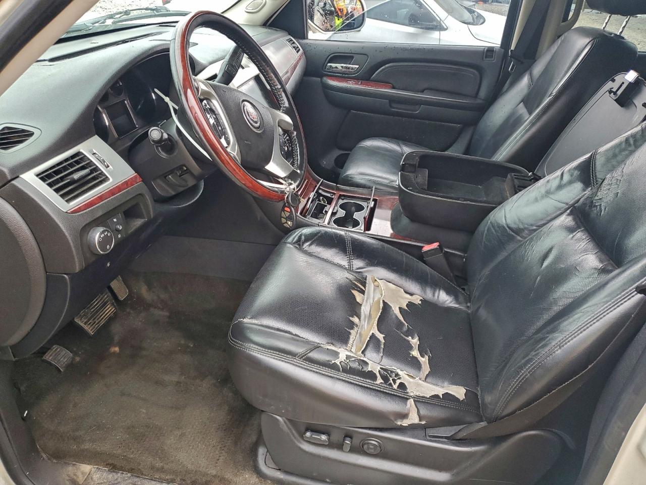 2007 Cadillac Escalade Luxury VIN: 1GYFK63847R232898 Lot: 93026485