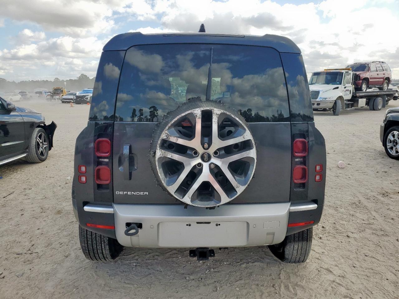 2024 Land Rover Defender 110 S VIN: SALEJ7EU9R2274783 Lot: 92112915