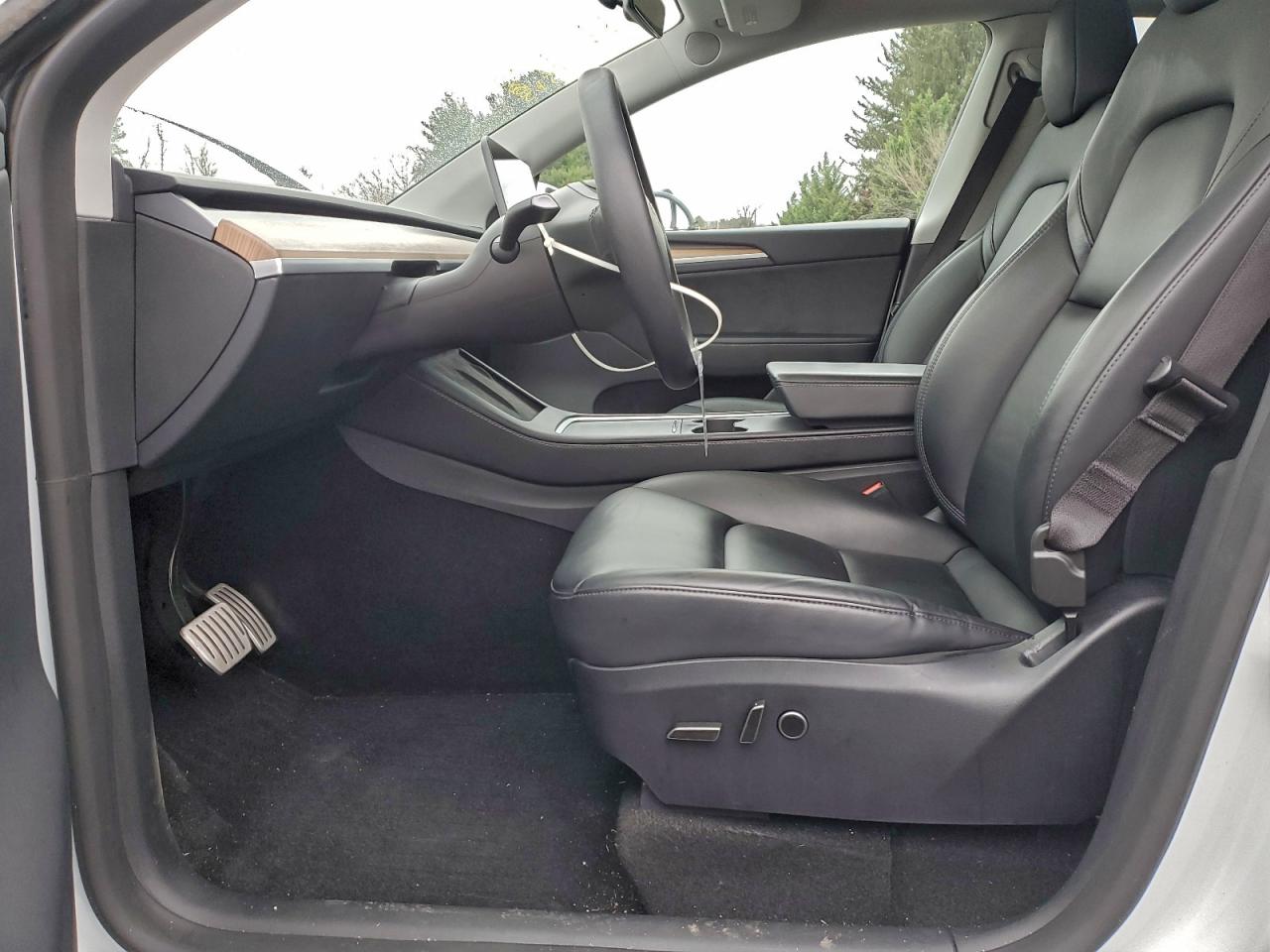 2024 Tesla Model Y VIN: 7SAYGDEF2RA325539 Lot: 92583525