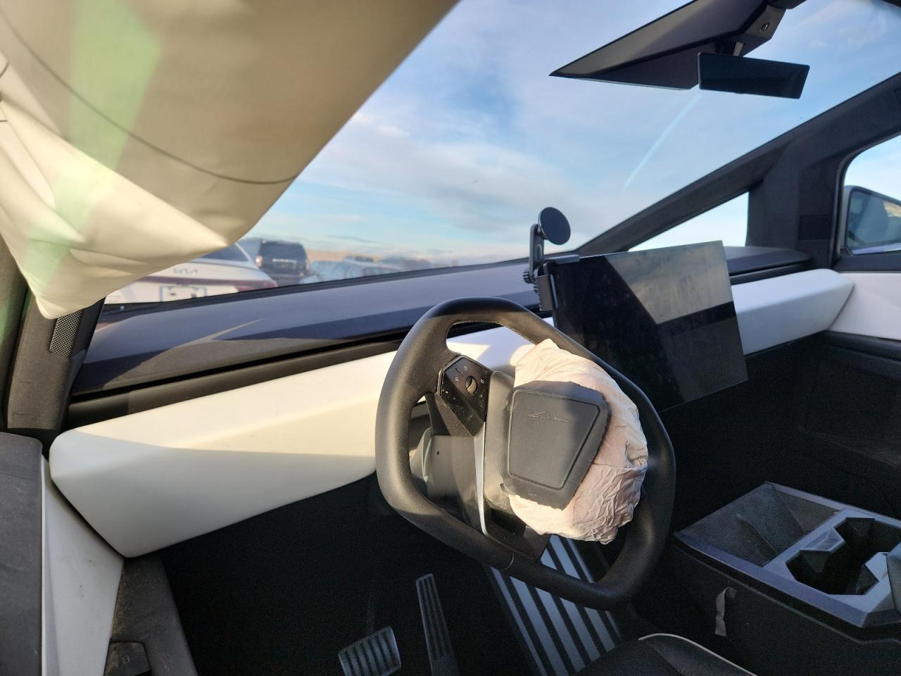 2024 Tesla Cybertruck VIN: 7G2CEHED1RA015995 Lot: 93077935