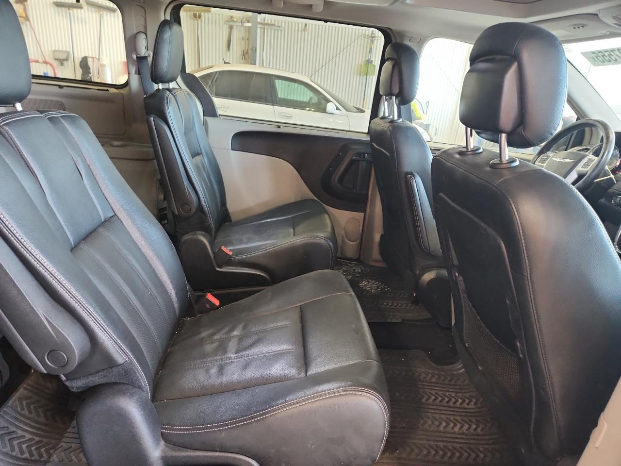 2016 Chrysler Town & Country Touring L VIN: 2C4RC1CG8GR221830 Lot: 92297555